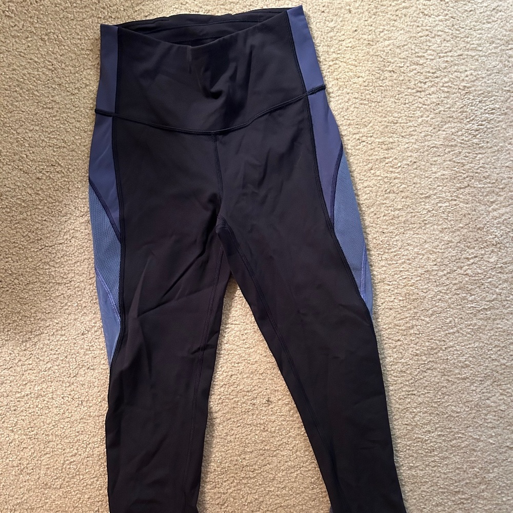 Lululemon cropped leggings navy with mesh size 6